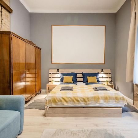 Urban Tranquillity By The Main Shopping Street Apartment Budapest Bagian luar foto