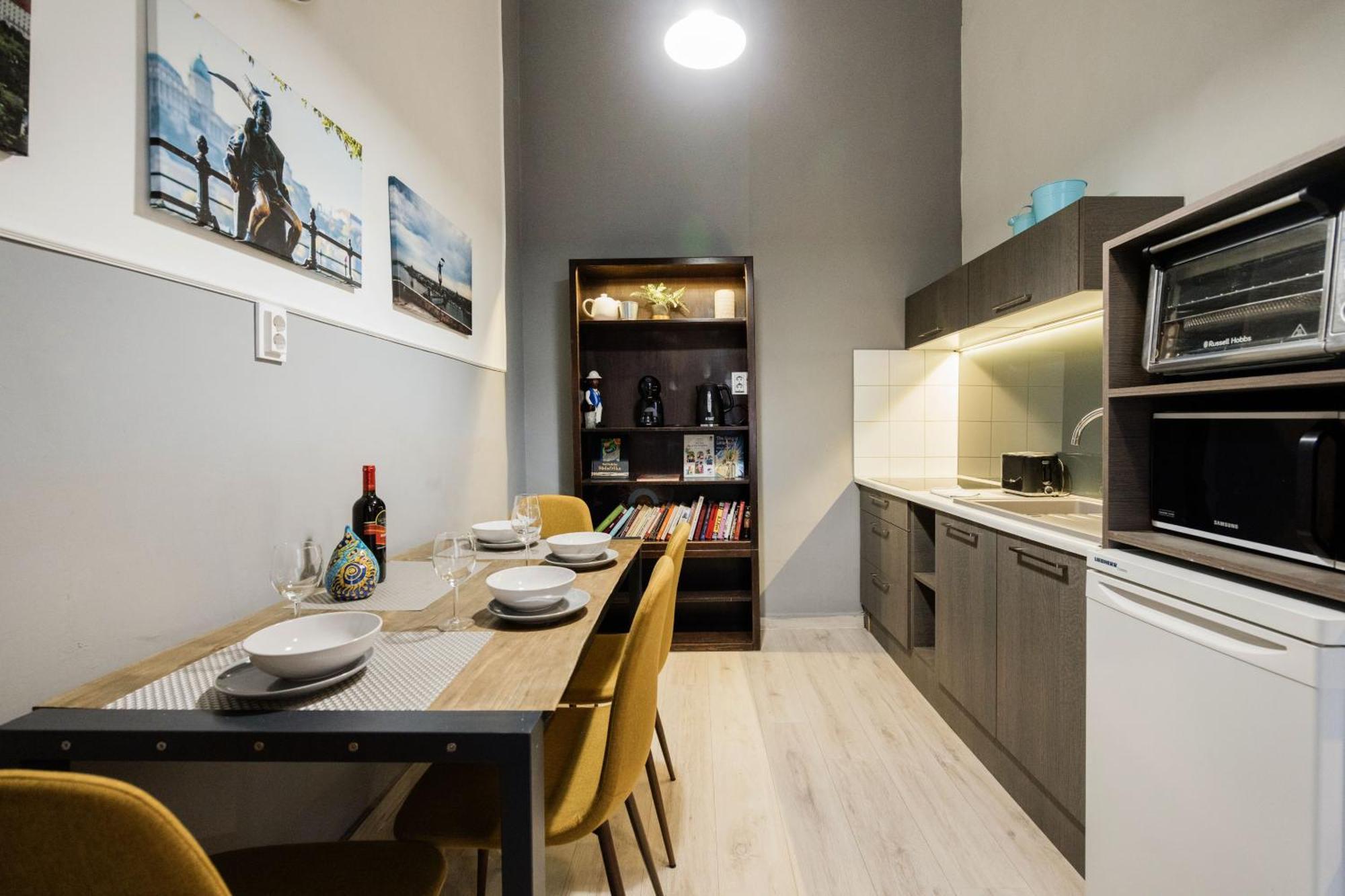 Urban Tranquillity By The Main Shopping Street Apartment Budapest Bagian luar foto