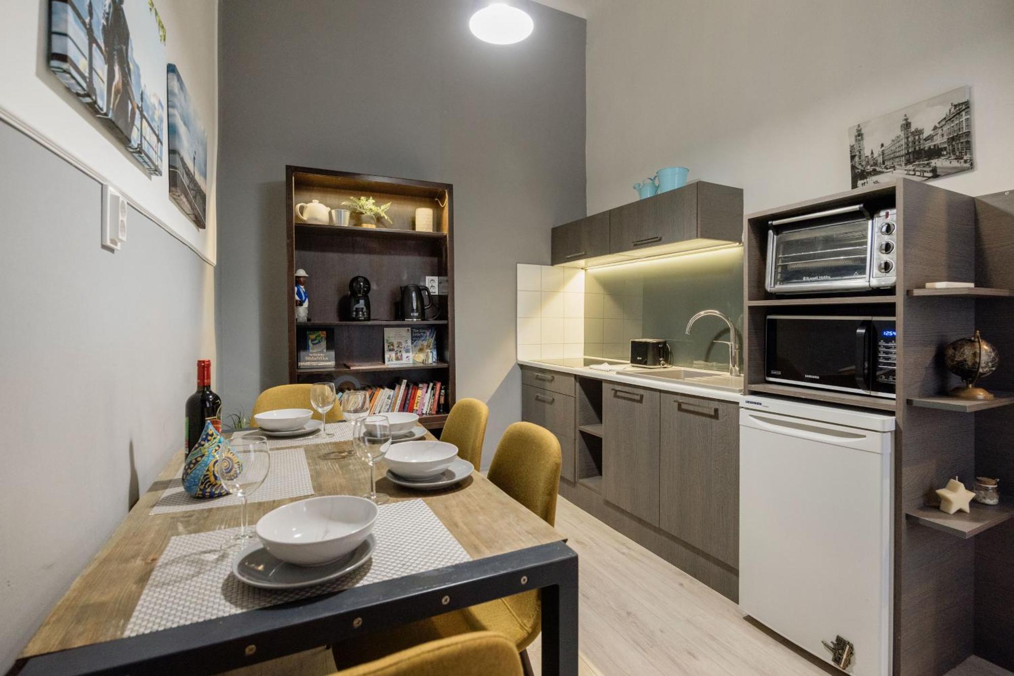 Urban Tranquillity By The Main Shopping Street Apartment Budapest Bagian luar foto