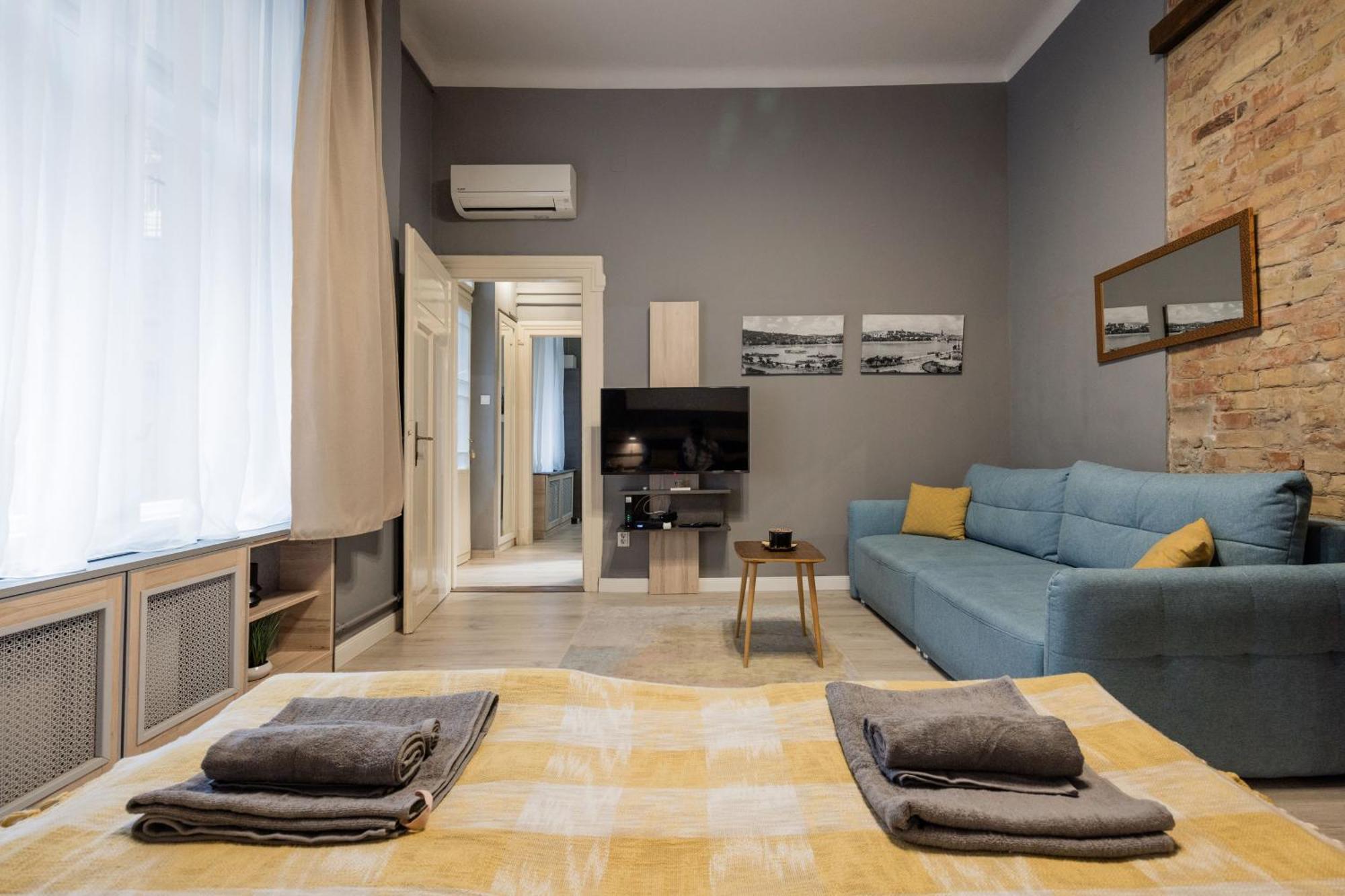 Urban Tranquillity By The Main Shopping Street Apartment Budapest Bagian luar foto