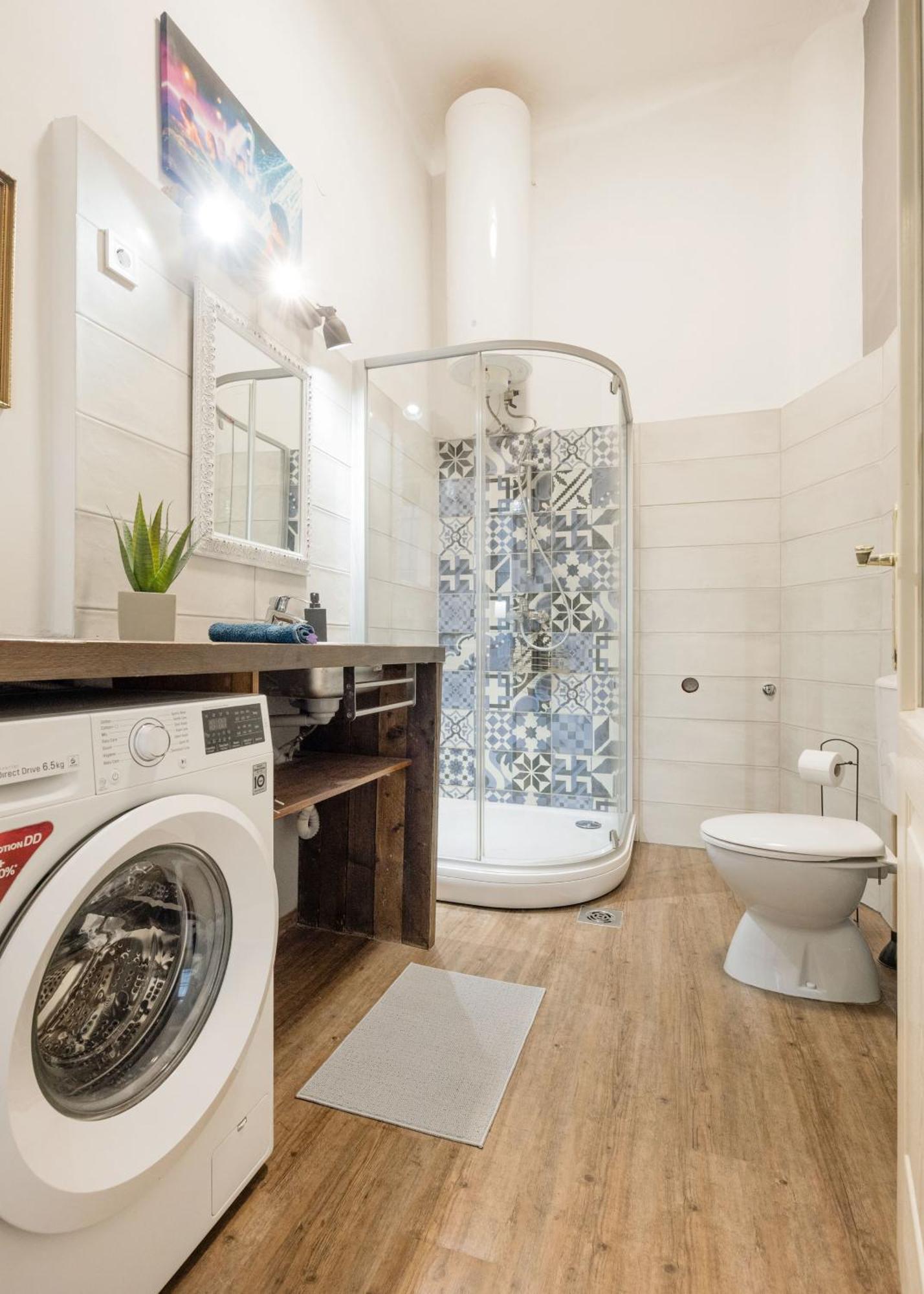 Urban Tranquillity By The Main Shopping Street Apartment Budapest Bagian luar foto