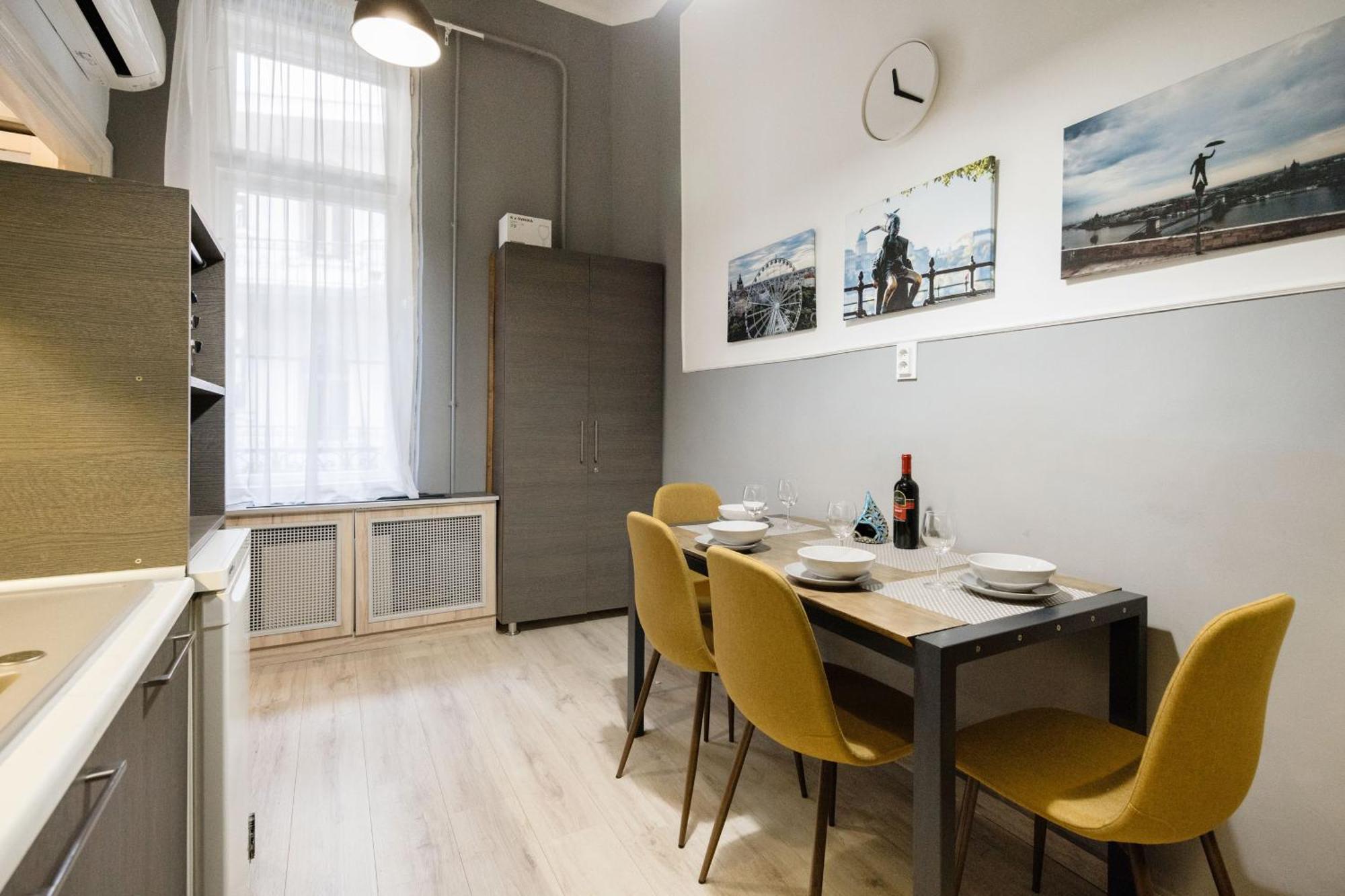 Urban Tranquillity By The Main Shopping Street Apartment Budapest Bagian luar foto